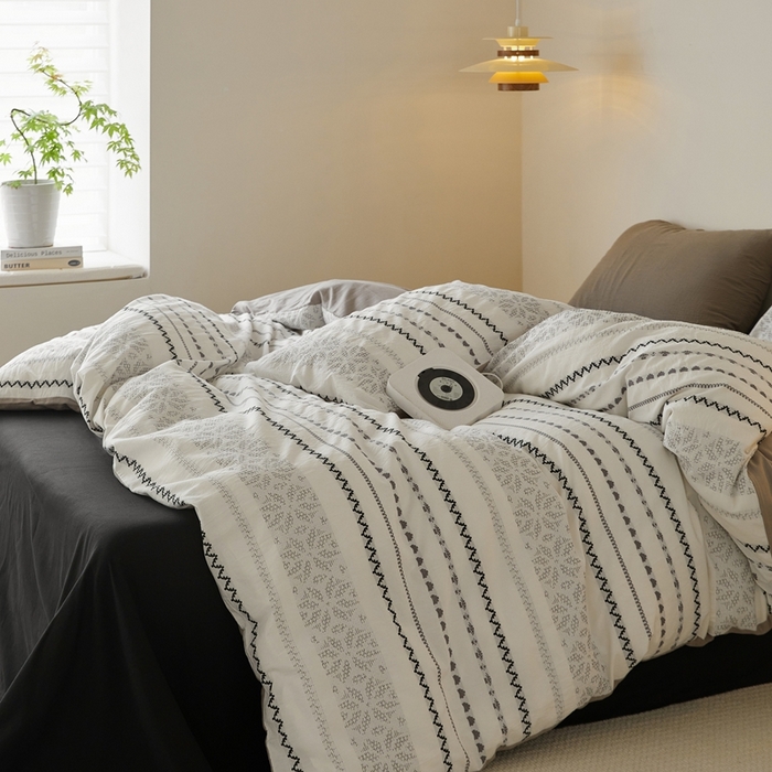 91家纺网 家纺一手货源 找家纺 山舍家居 2025新款全棉纯棉色织提花四件套-遇见费尔岛 遇见费尔岛-黑白配