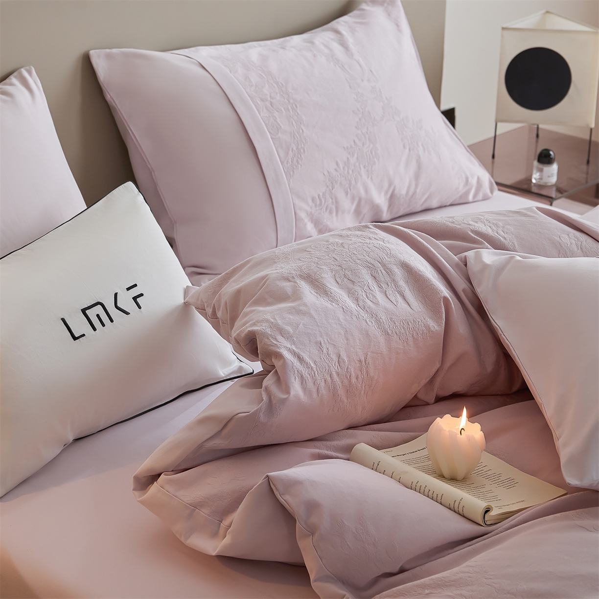 91家纺网 家纺一手货源 找家纺 蓝米卡夫 2025秋冬-A类全棉亮面提花50S*50S双股磨毛拼接款（礼盒包装）提供买家秀 法式浪漫-幻影紫