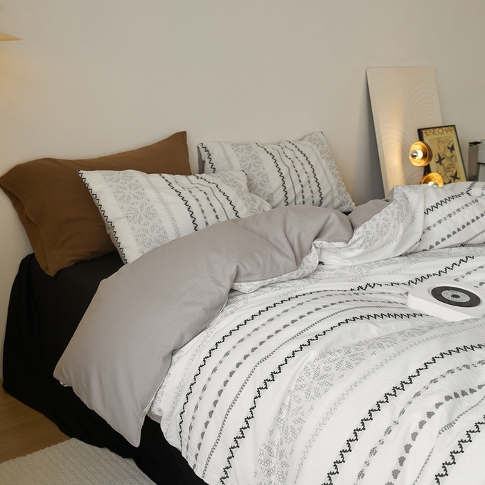 91家纺网 家纺一手货源 找家纺 山舍家居 2025新款全棉纯棉色织提花四件套-遇见费尔岛 遇见费尔岛-黑白配