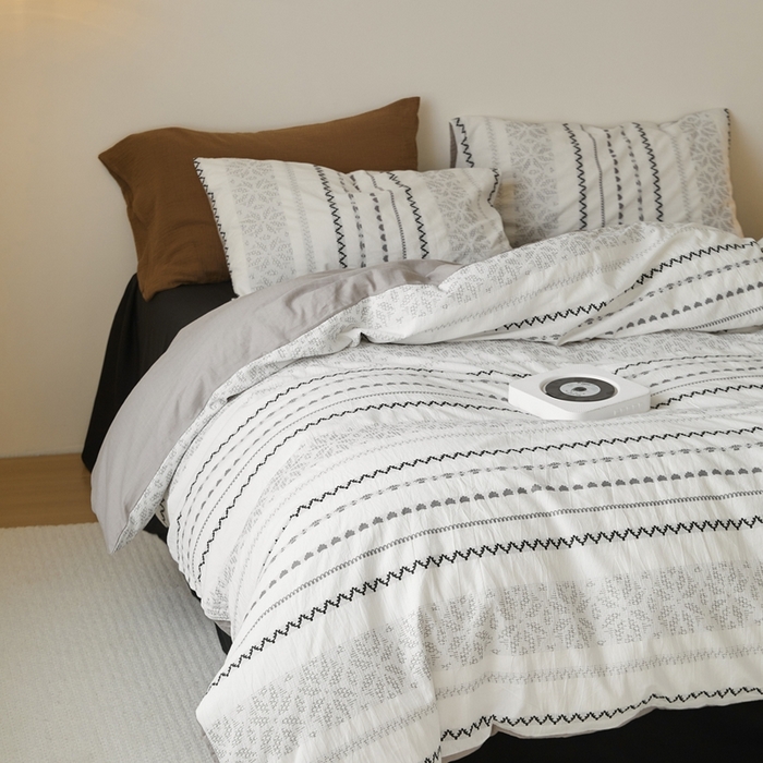 91家纺网 家纺一手货源 找家纺 山舍家居 2025新款全棉纯棉色织提花四件套-遇见费尔岛 遇见费尔岛-黑白配