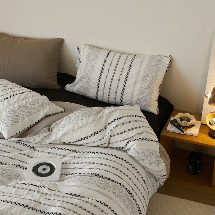 91家纺网 家纺一手货源 找家纺 山舍家居 2025新款全棉纯棉色织提花四件套-遇见费尔岛 遇见费尔岛-黑白配