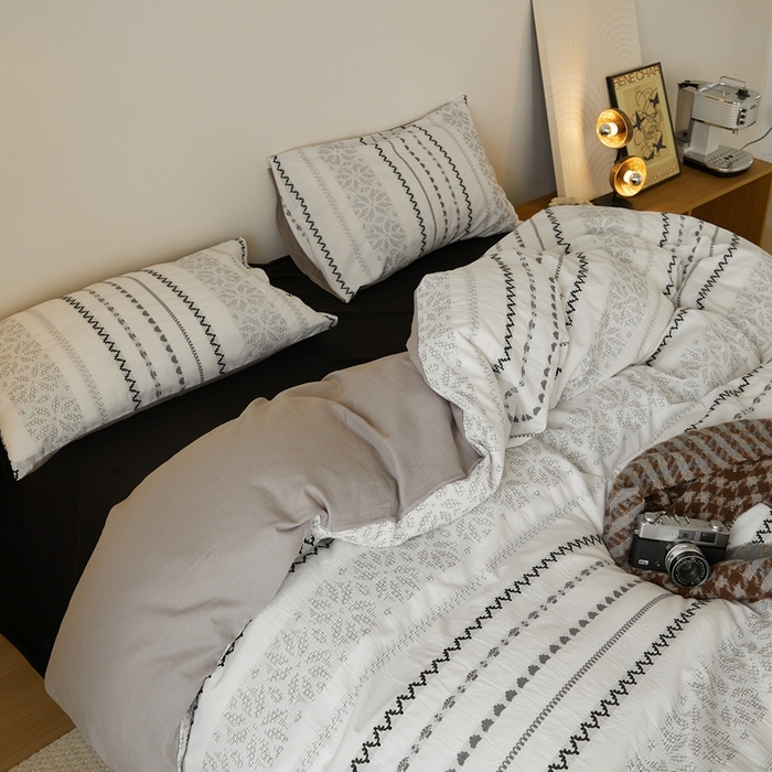 91家纺网 家纺一手货源 找家纺 山舍家居 2025新款全棉纯棉色织提花四件套-遇见费尔岛 遇见费尔岛-黑白配