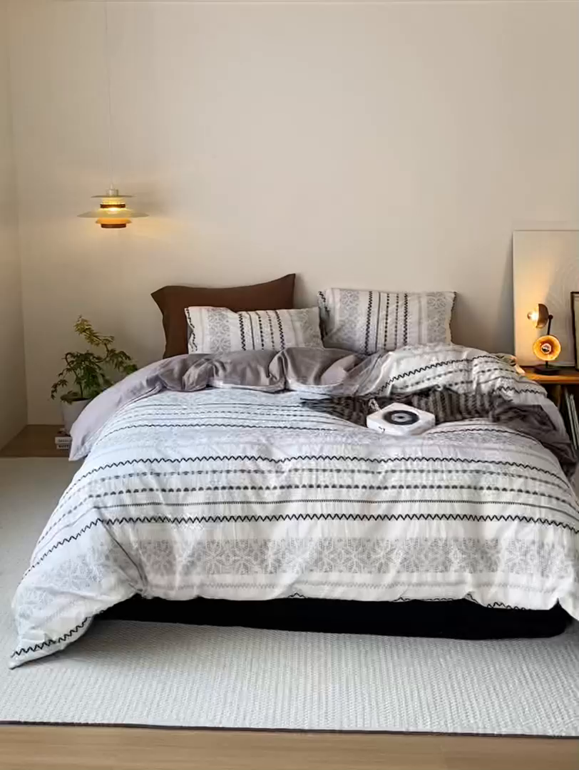 91家纺网 家纺一手货源 找家纺 山舍家居 2025新款全棉纯棉色织提花四件套-遇见费尔岛 遇见费尔岛-黑白配