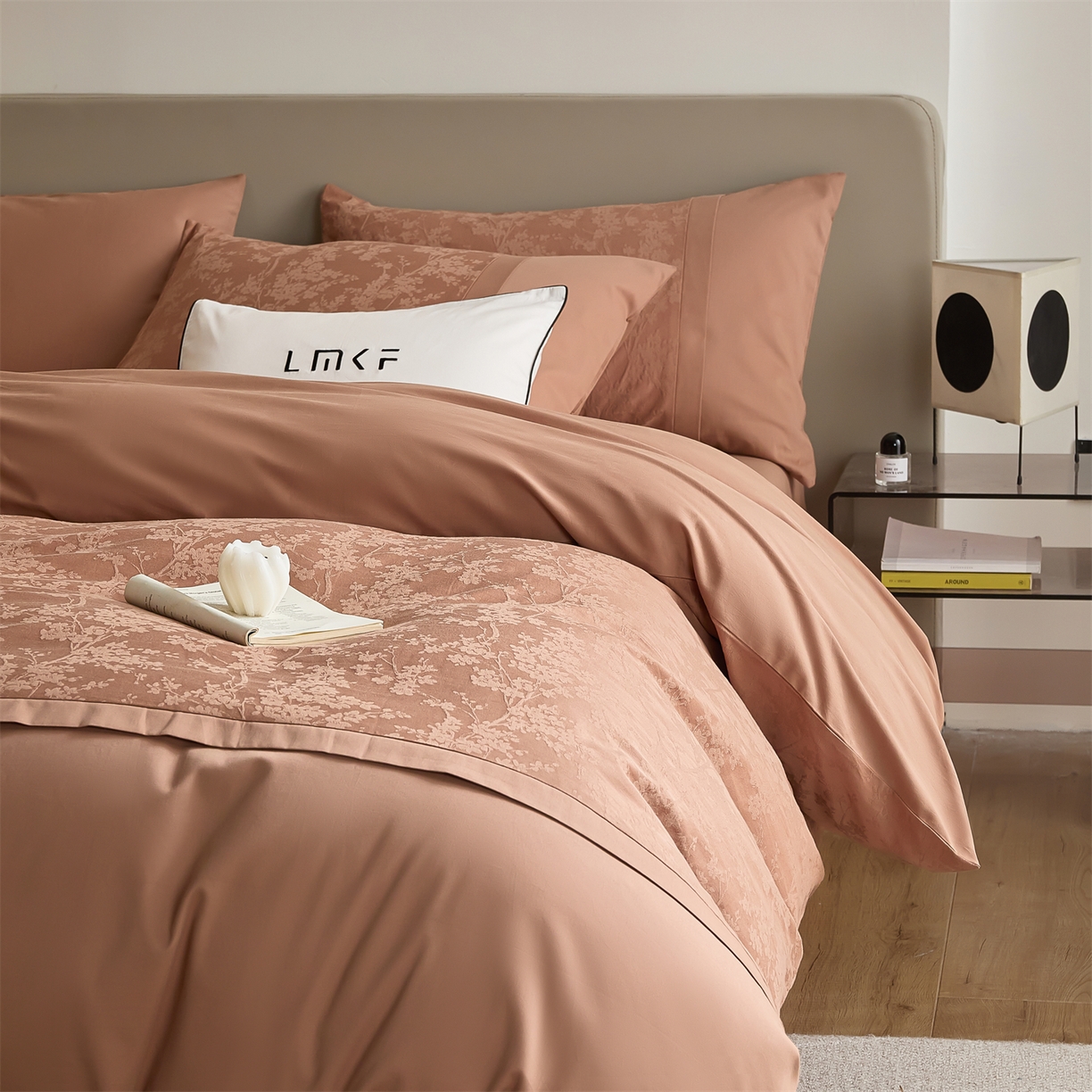 91家纺网 家纺一手货源 找家纺 蓝米卡夫 2025秋冬-A类全棉亮面提花50S*50S双股磨毛拼接款（礼盒包装）提供买家秀 梦幻花园-深秋咖