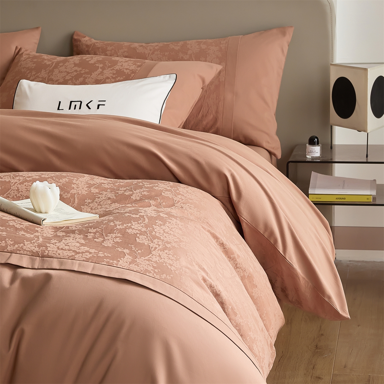 91家纺网 家纺一手货源 找家纺 蓝米卡夫 2025秋冬-A类全棉亮面提花50S*50S双股磨毛拼接款（礼盒包装）提供买家秀 梦幻花园-深秋咖