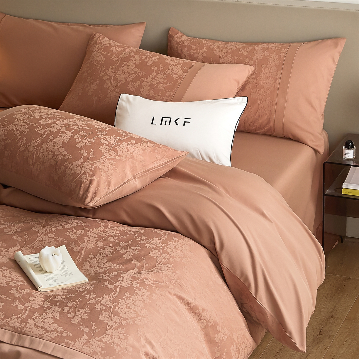 91家纺网 家纺一手货源 找家纺 蓝米卡夫 2025秋冬-A类全棉亮面提花50S*50S双股磨毛拼接款（礼盒包装）提供买家秀 梦幻花园-深秋咖