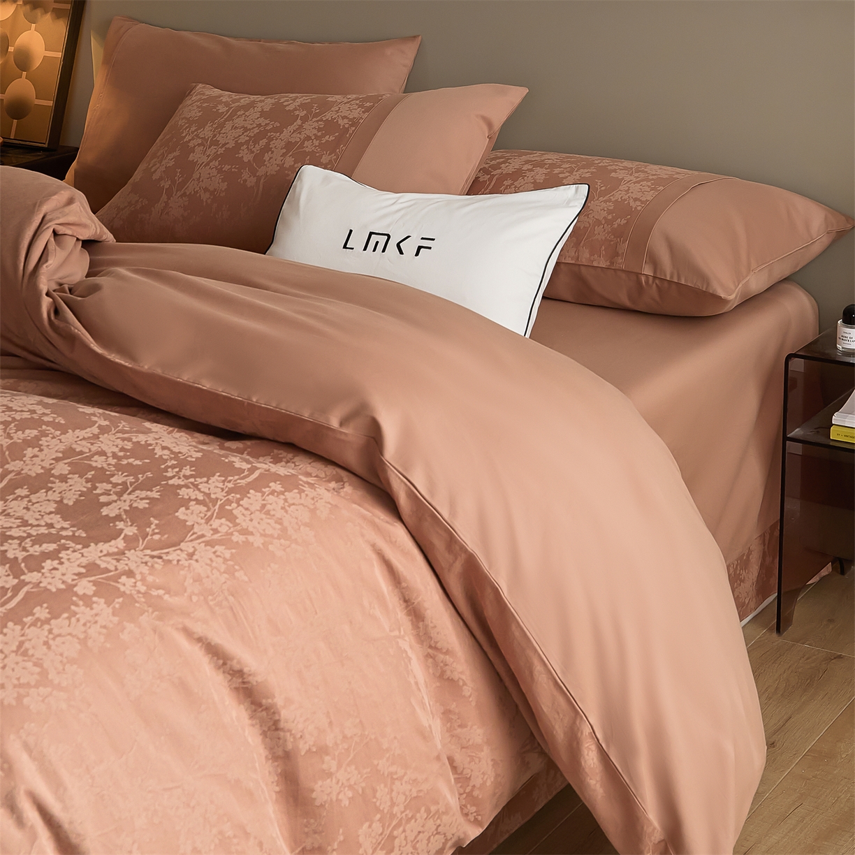 91家纺网 家纺一手货源 找家纺 蓝米卡夫 2025秋冬-A类全棉亮面提花50S*50S双股磨毛拼接款（礼盒包装）提供买家秀 梦幻花园-深秋咖