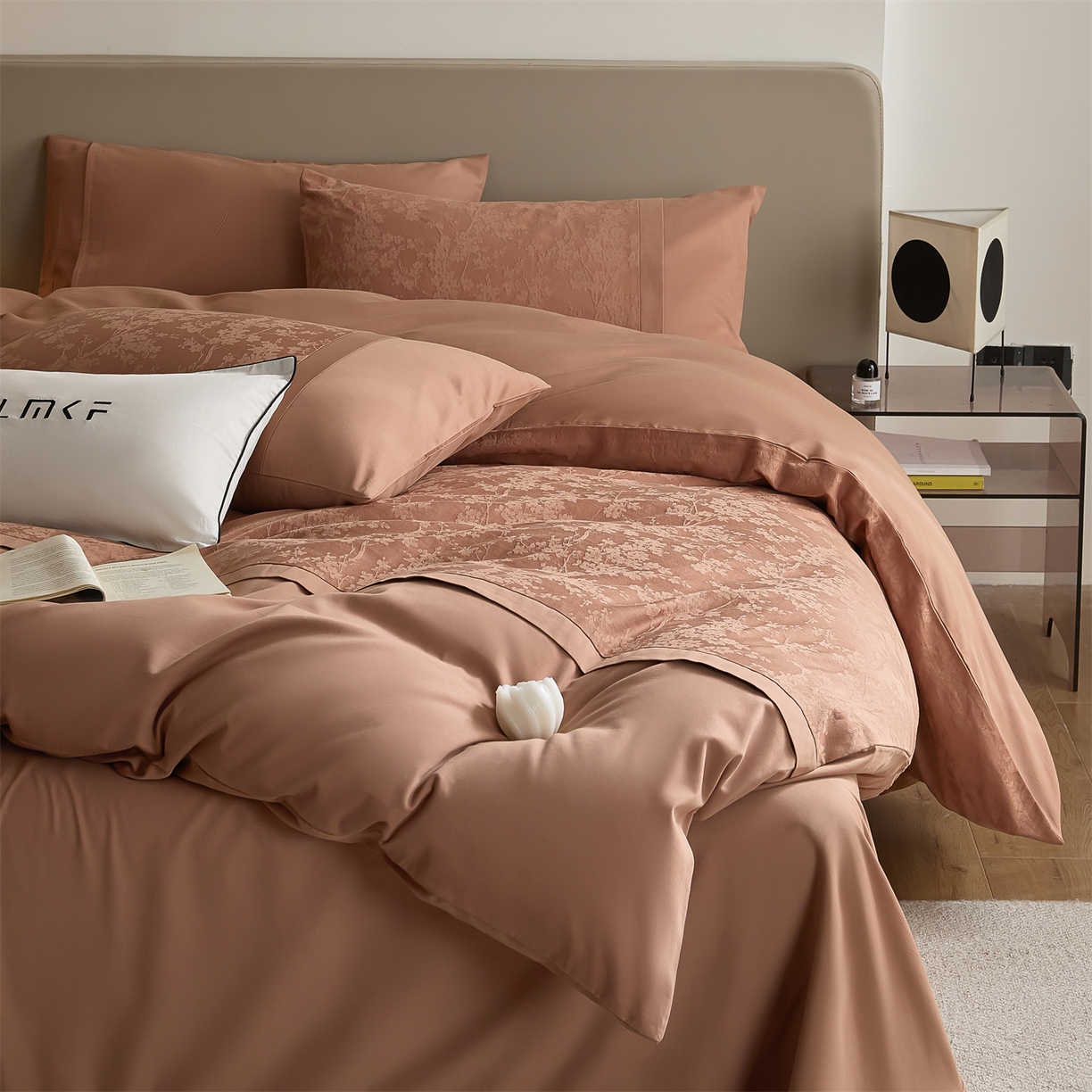 91家纺网 家纺一手货源 找家纺 蓝米卡夫 2025秋冬-A类全棉亮面提花50S*50S双股磨毛拼接款（礼盒包装）提供买家秀 梦幻花园-深秋咖