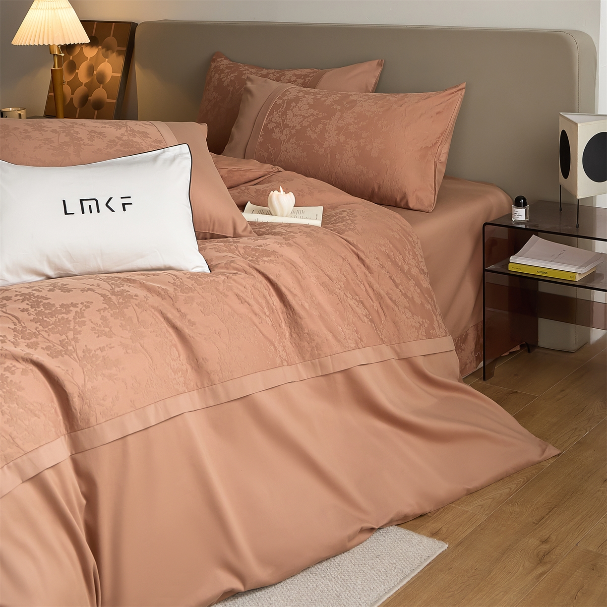 91家纺网 家纺一手货源 找家纺 蓝米卡夫 2025秋冬-A类全棉亮面提花50S*50S双股磨毛拼接款（礼盒包装）提供买家秀 梦幻花园-深秋咖