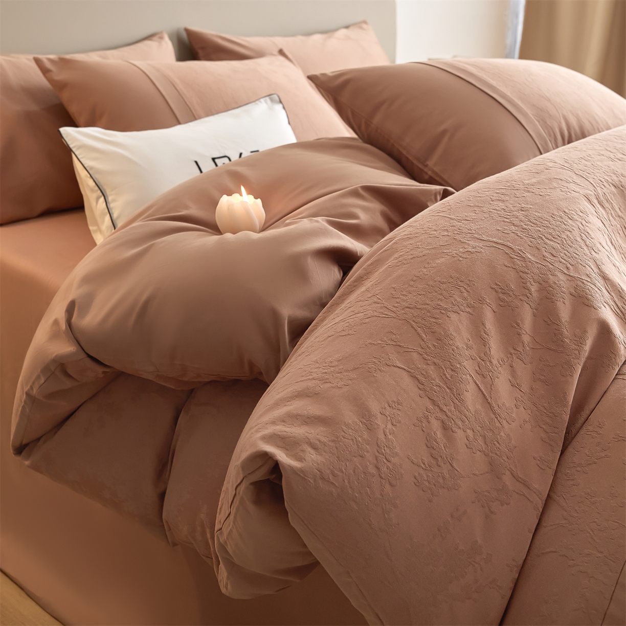 91家纺网 家纺一手货源 找家纺 蓝米卡夫 2025秋冬-A类全棉亮面提花50S*50S双股磨毛拼接款（礼盒包装）提供买家秀 梦幻花园-深秋咖