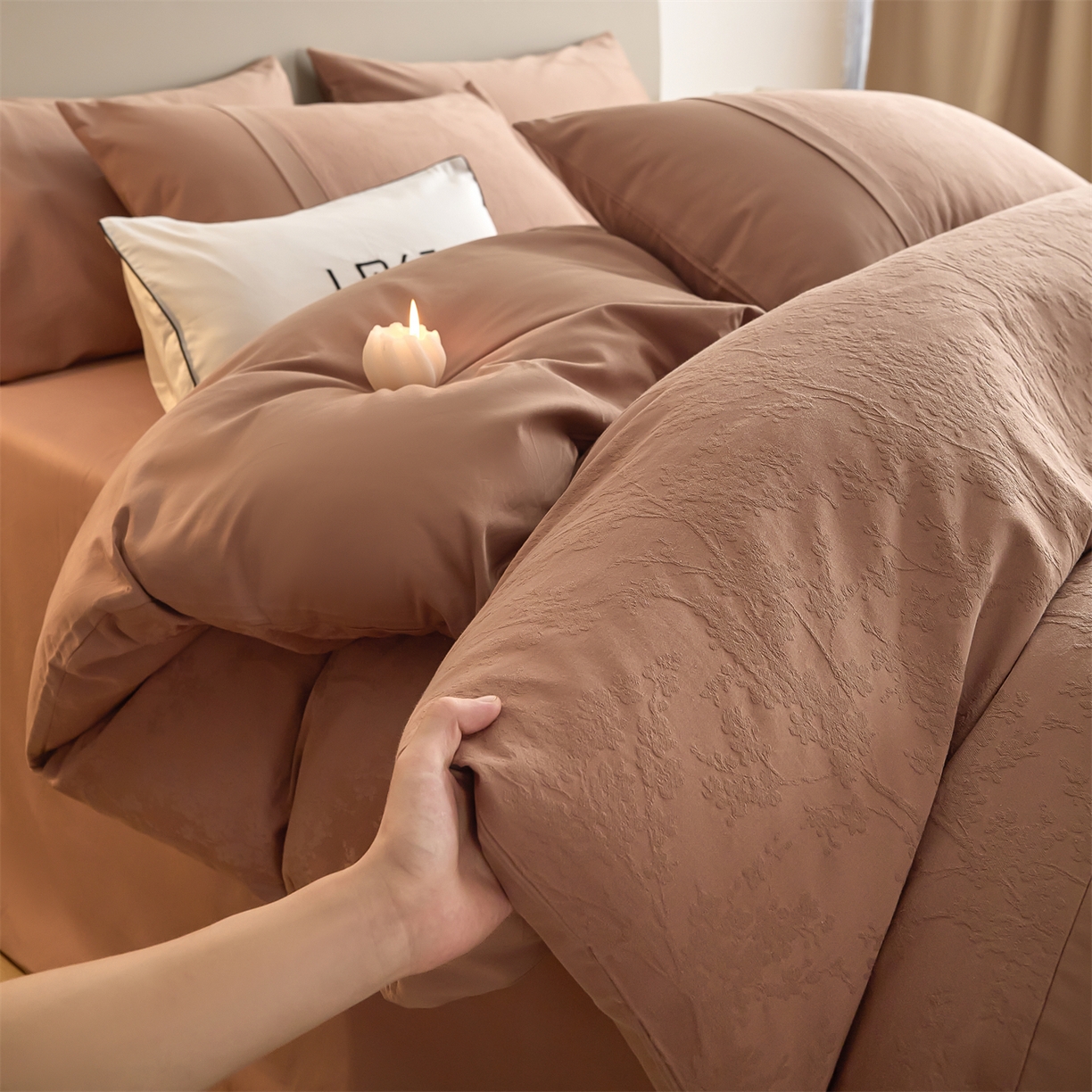 91家纺网 家纺一手货源 找家纺 蓝米卡夫 2025秋冬-A类全棉亮面提花50S*50S双股磨毛拼接款（礼盒包装）提供买家秀 梦幻花园-深秋咖