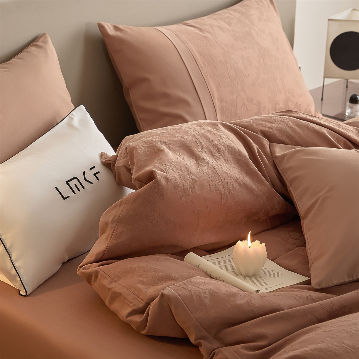 91家纺网 家纺一手货源 找家纺 蓝米卡夫 2025秋冬-A类全棉亮面提花50S*50S双股磨毛拼接款（礼盒包装）提供买家秀 梦幻花园-深秋咖