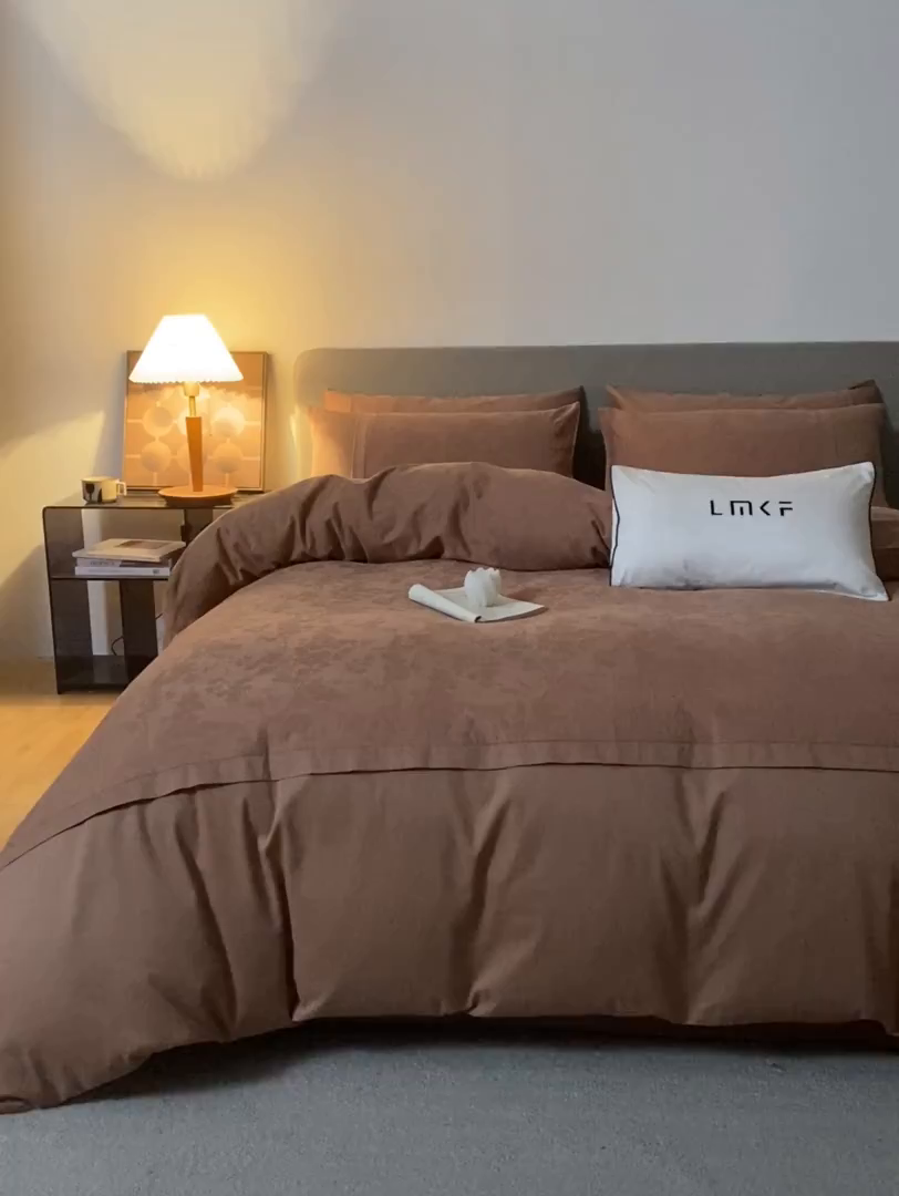 91家纺网 家纺一手货源 找家纺 蓝米卡夫 2025秋冬-A类全棉亮面提花50S*50S双股磨毛拼接款（礼盒包装）提供买家秀 梦幻花园-深秋咖