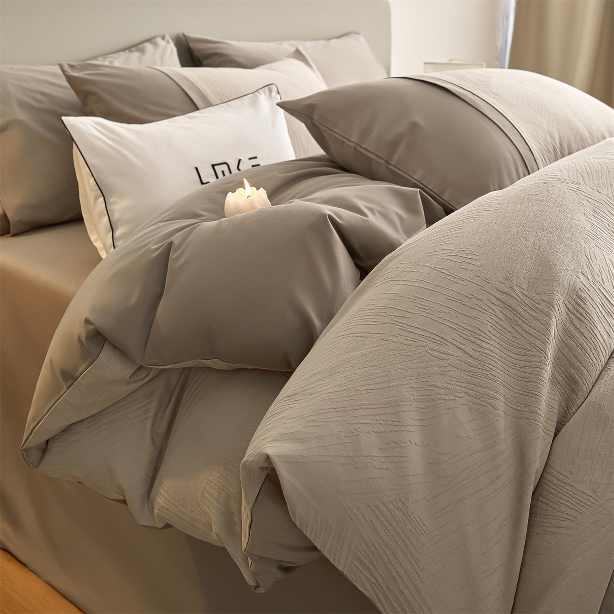 91家纺网 家纺一手货源 找家纺 蓝米卡夫 2025秋冬-A类全棉亮面提花50S*50S双股磨毛拼接款（礼盒包装）提供买家秀 摩卡-金属灰