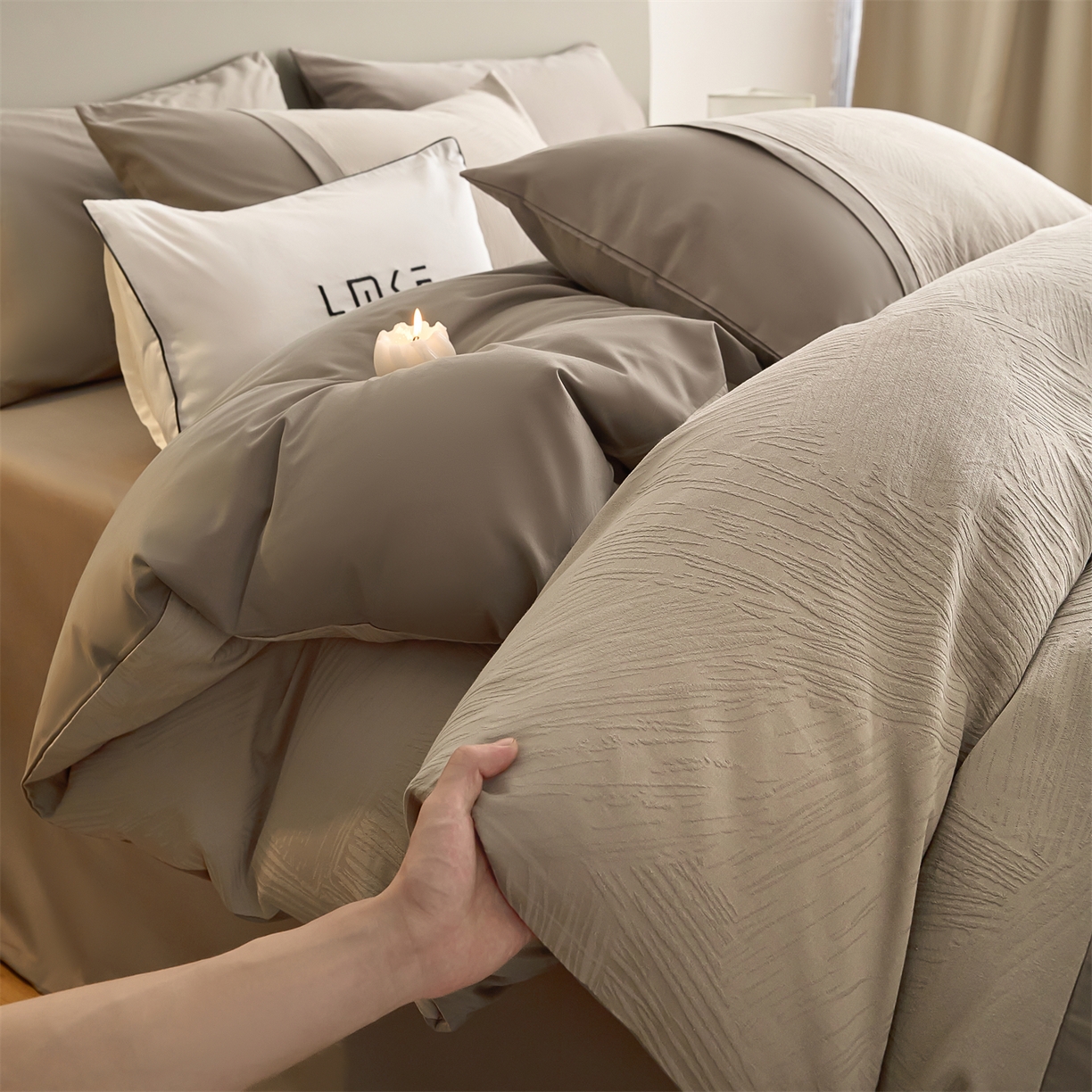 91家纺网 家纺一手货源 找家纺 蓝米卡夫 2025秋冬-A类全棉亮面提花50S*50S双股磨毛拼接款（礼盒包装）提供买家秀 摩卡-金属灰