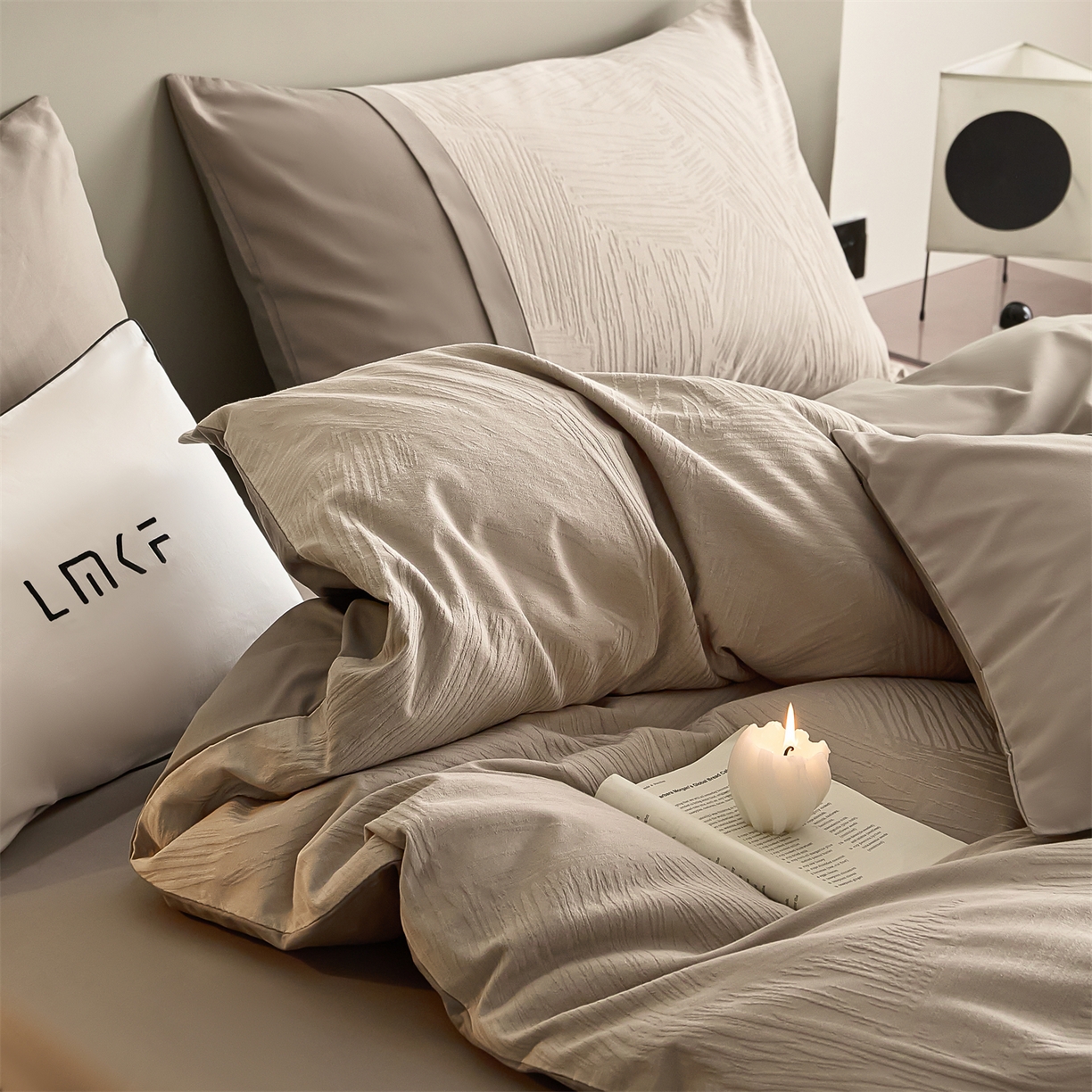 91家纺网 家纺一手货源 找家纺 蓝米卡夫 2025秋冬-A类全棉亮面提花50S*50S双股磨毛拼接款（礼盒包装）提供买家秀 摩卡-金属灰