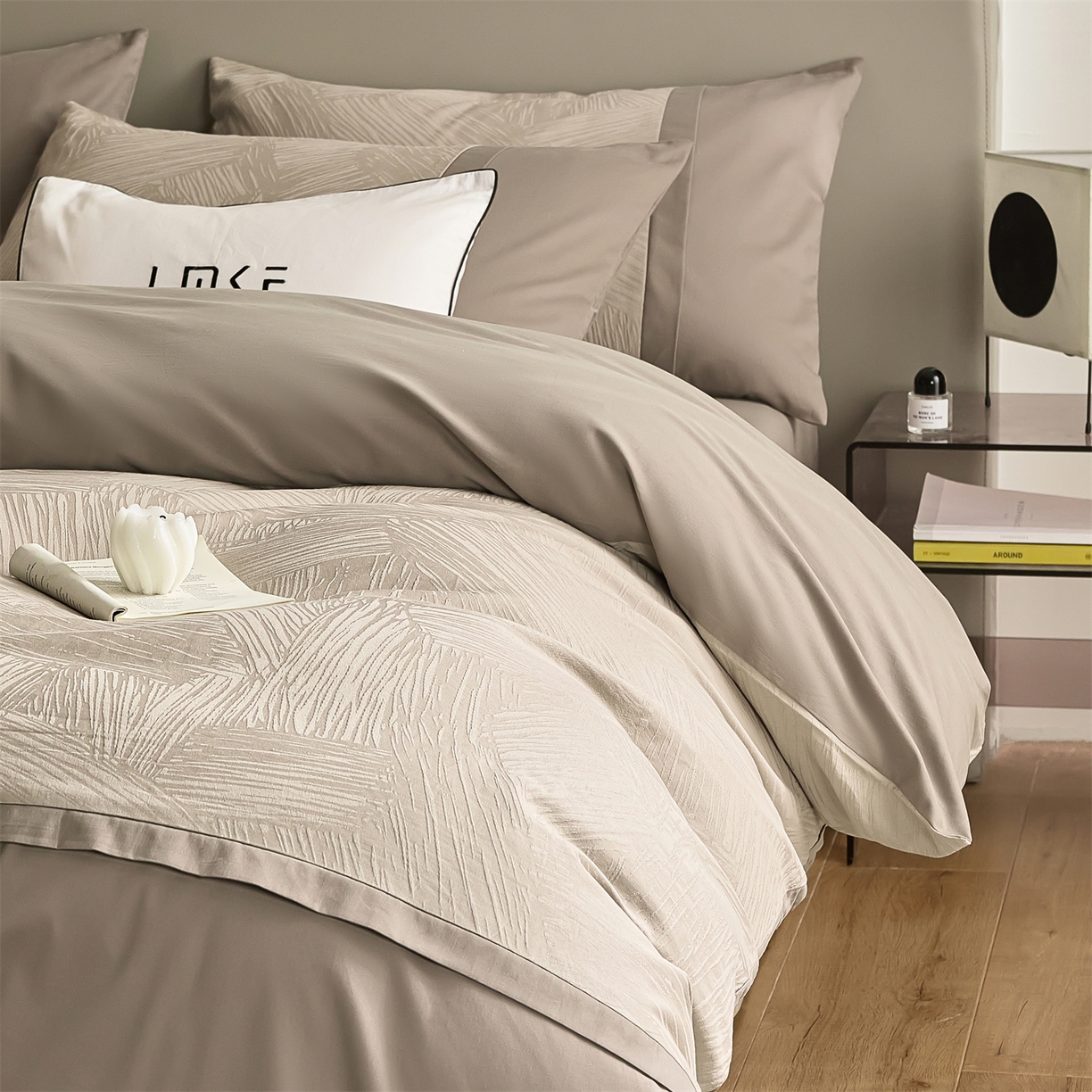 91家纺网 家纺一手货源 找家纺 蓝米卡夫 2025秋冬-A类全棉亮面提花50S*50S双股磨毛拼接款（礼盒包装）提供买家秀 摩卡-金属灰