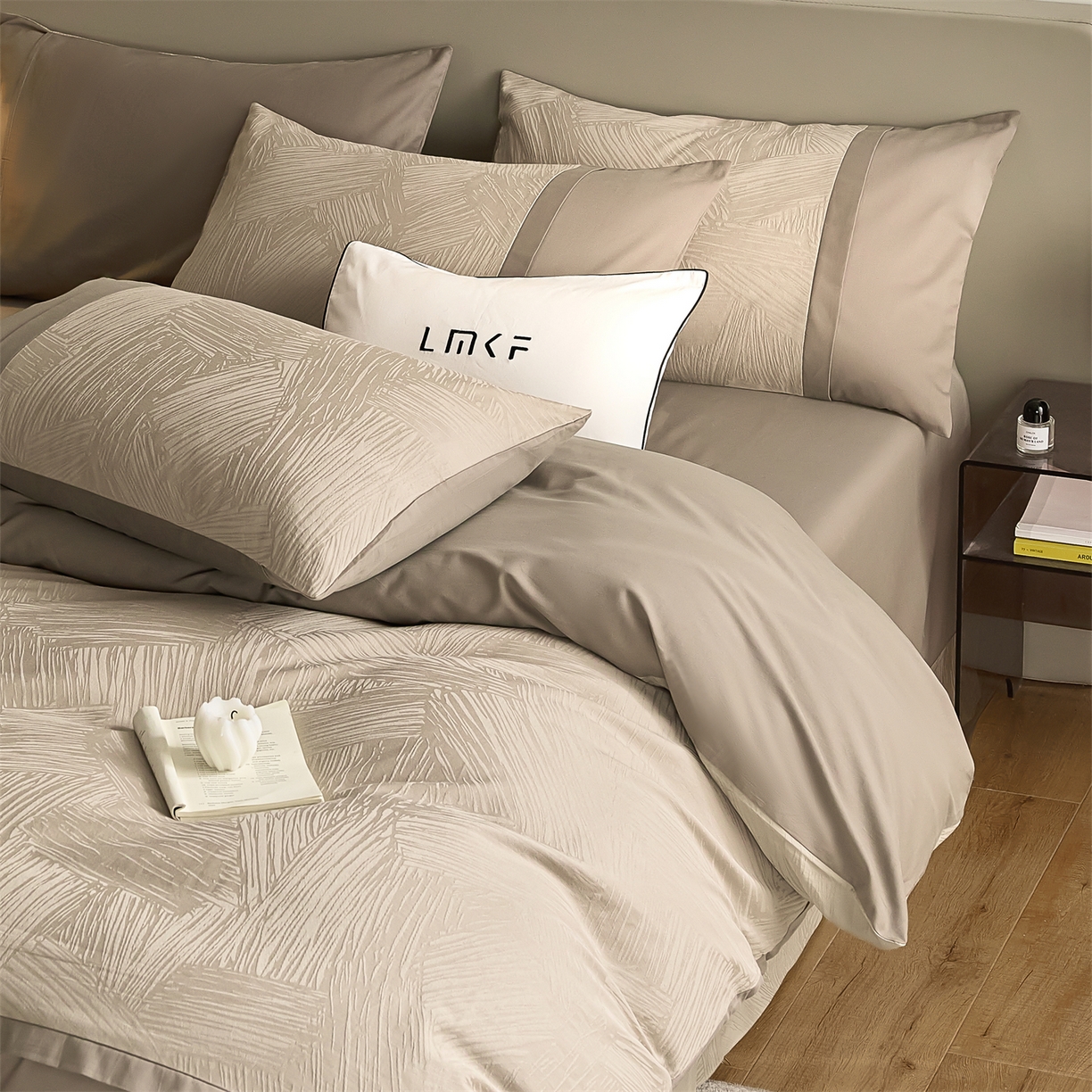 91家纺网 家纺一手货源 找家纺 蓝米卡夫 2025秋冬-A类全棉亮面提花50S*50S双股磨毛拼接款（礼盒包装）提供买家秀 摩卡-金属灰