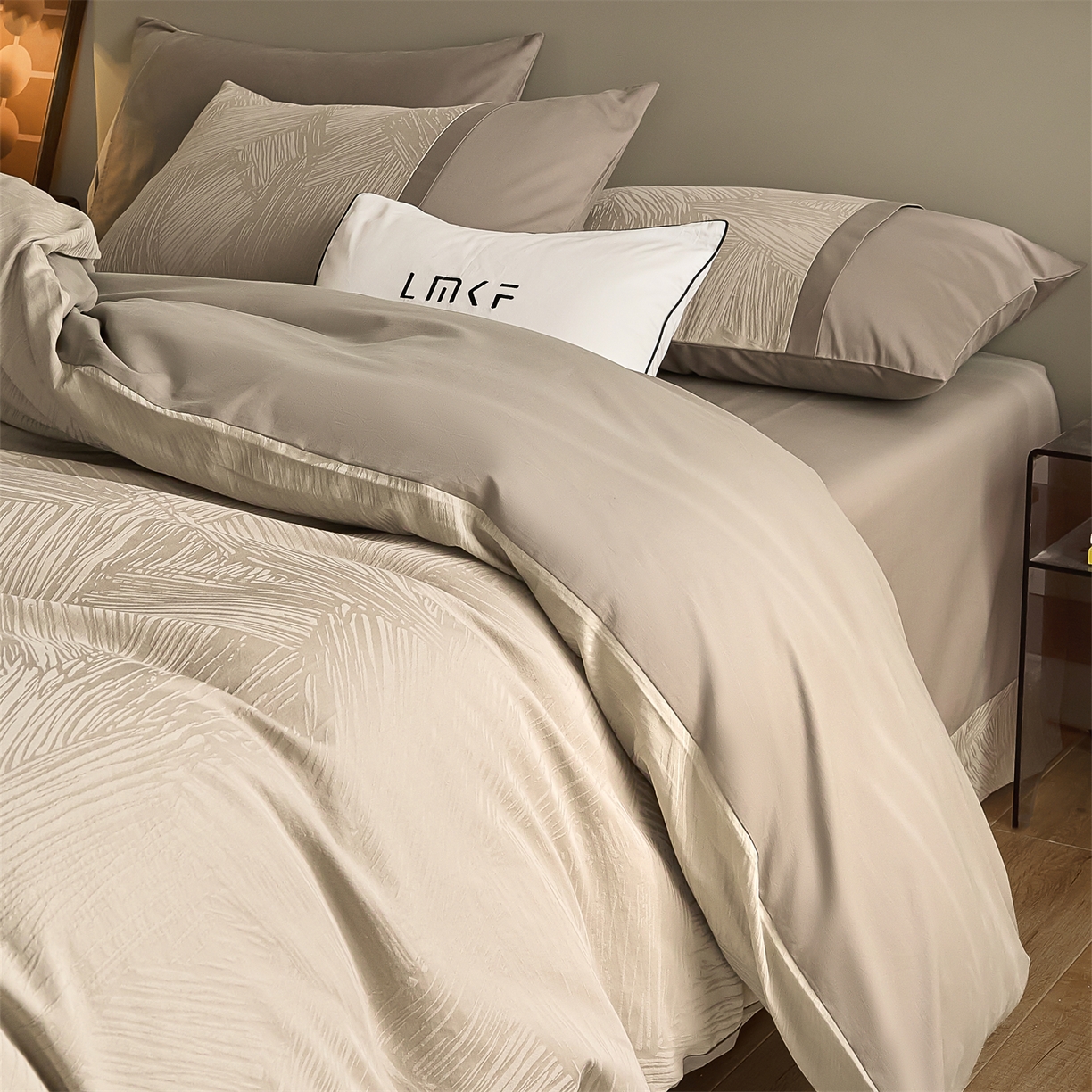 91家纺网 家纺一手货源 找家纺 蓝米卡夫 2025秋冬-A类全棉亮面提花50S*50S双股磨毛拼接款（礼盒包装）提供买家秀 摩卡-金属灰