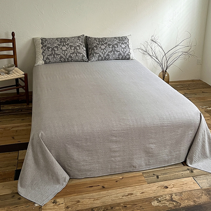 91家纺网 家纺一手货源 找家纺 仟网汇 2025新款亚麻复古花边系列四件套 墨染青筠-灰