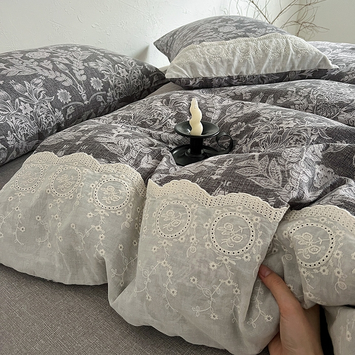 91家纺网 家纺一手货源 找家纺 仟网汇 2025新款亚麻复古花边系列四件套 墨染青筠-灰