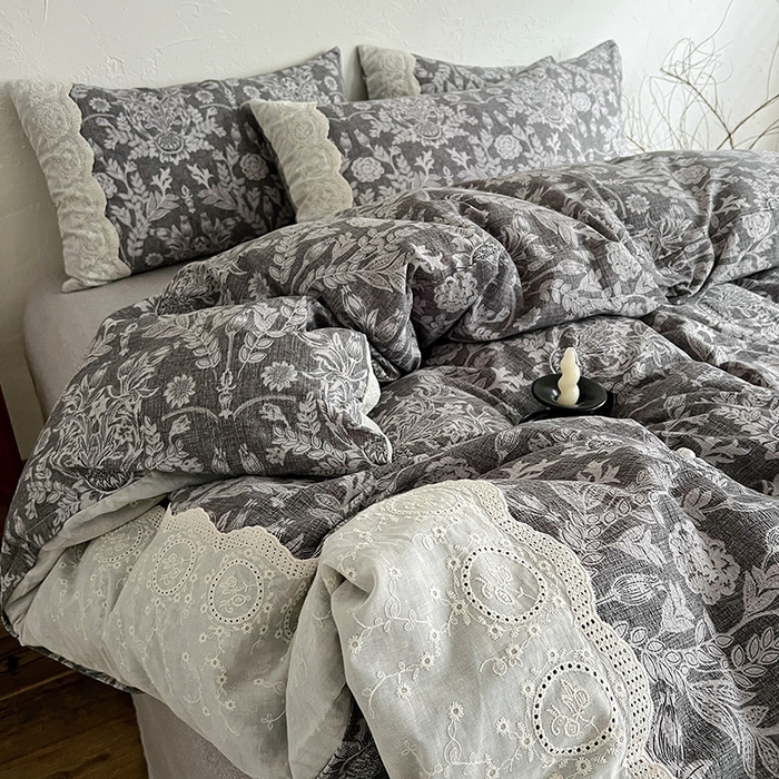 91家纺网 家纺一手货源 找家纺 仟网汇 2025新款亚麻复古花边系列四件套 墨染青筠-灰