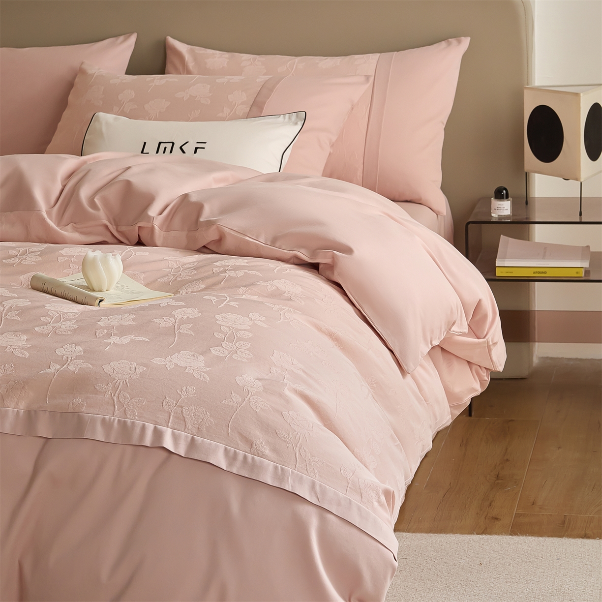 91家纺网 家纺一手货源 找家纺 蓝米卡夫 2025秋冬-A类全棉亮面提花50S*50S双股磨毛拼接款（礼盒包装）提供买家秀 岁月留声-唯美粉