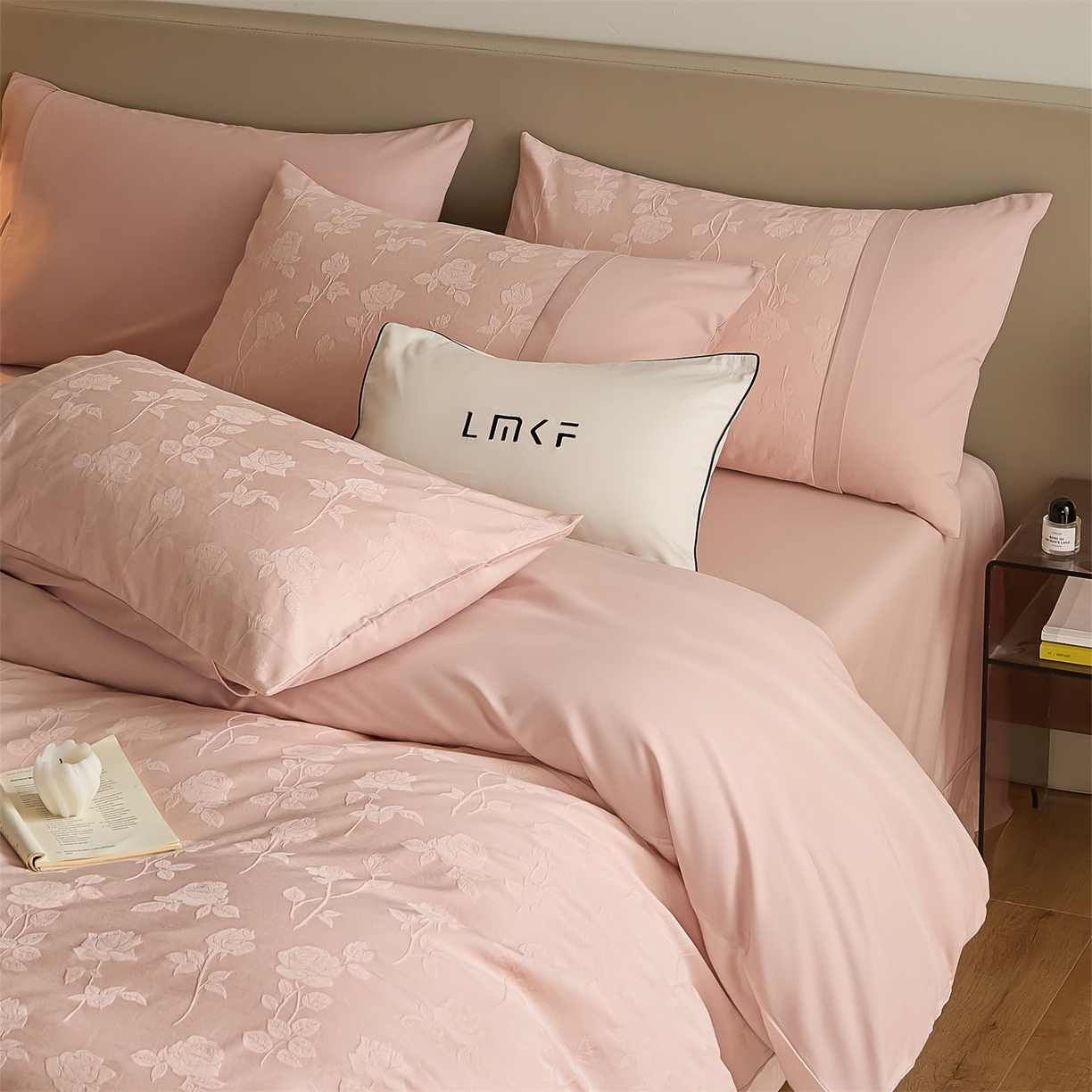 91家纺网 家纺一手货源 找家纺 蓝米卡夫 2025秋冬-A类全棉亮面提花50S*50S双股磨毛拼接款（礼盒包装）提供买家秀 岁月留声-唯美粉