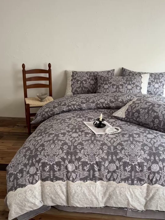 91家纺网 家纺一手货源 找家纺 仟网汇 2025新款亚麻复古花边系列四件套 墨染青筠-灰