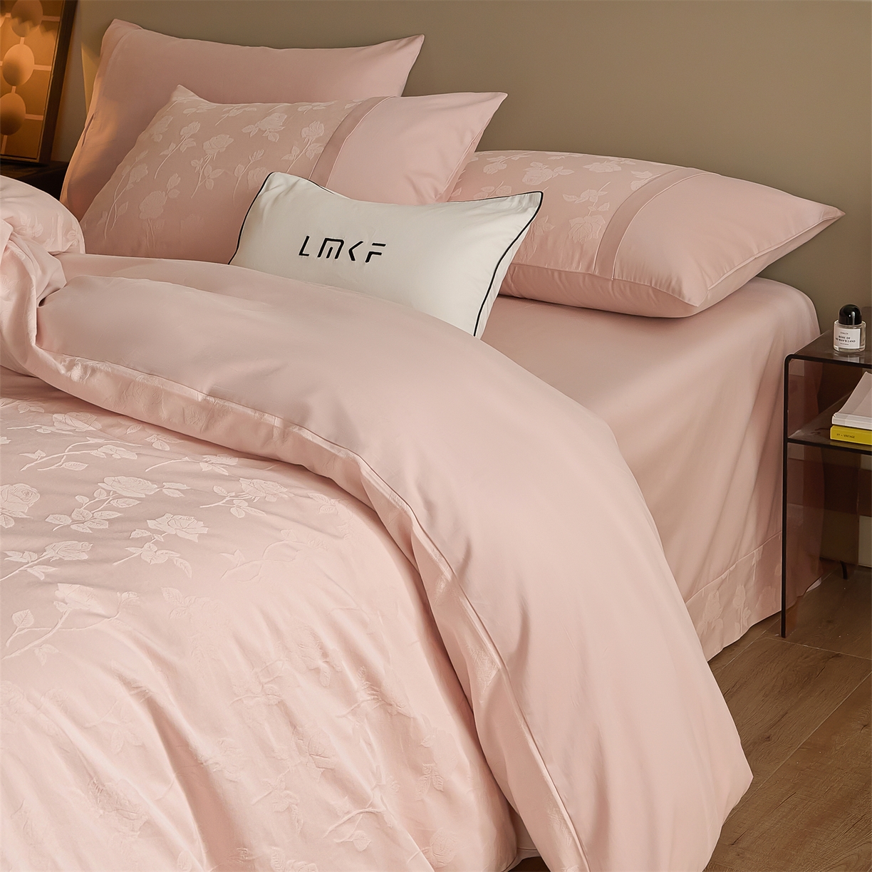 91家纺网 家纺一手货源 找家纺 蓝米卡夫 2025秋冬-A类全棉亮面提花50S*50S双股磨毛拼接款（礼盒包装）提供买家秀 岁月留声-唯美粉