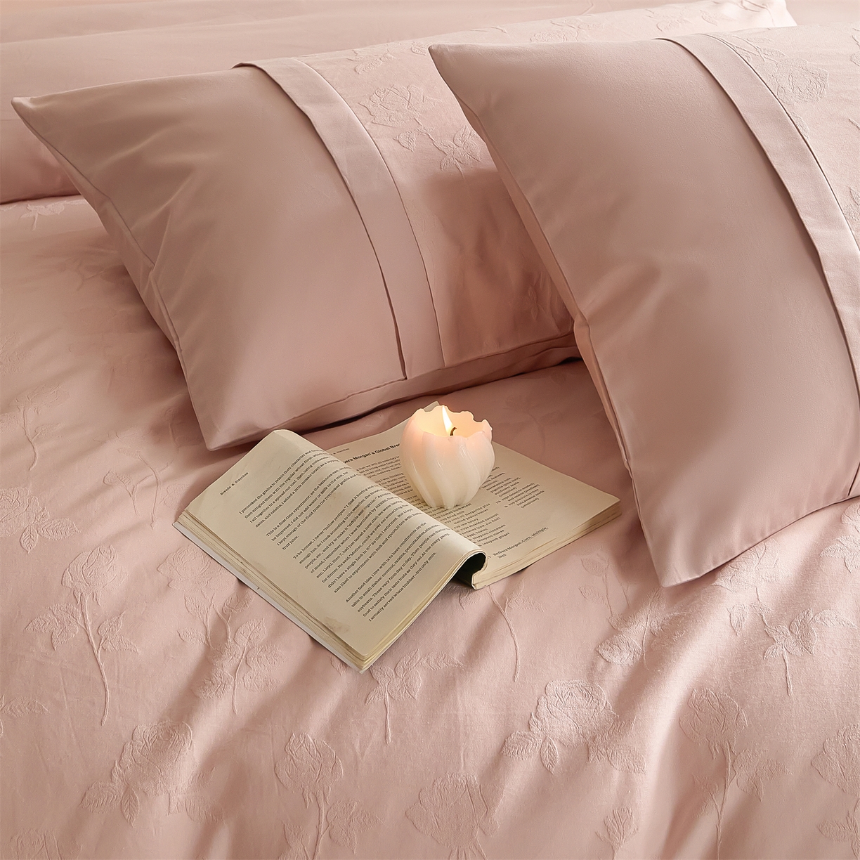 91家纺网 家纺一手货源 找家纺 蓝米卡夫 2025秋冬-A类全棉亮面提花50S*50S双股磨毛拼接款（礼盒包装）提供买家秀 岁月留声-唯美粉