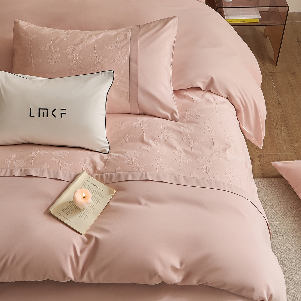 91家纺网 家纺一手货源 找家纺 蓝米卡夫 2025秋冬-A类全棉亮面提花50S*50S双股磨毛拼接款（礼盒包装）提供买家秀 岁月留声-唯美粉