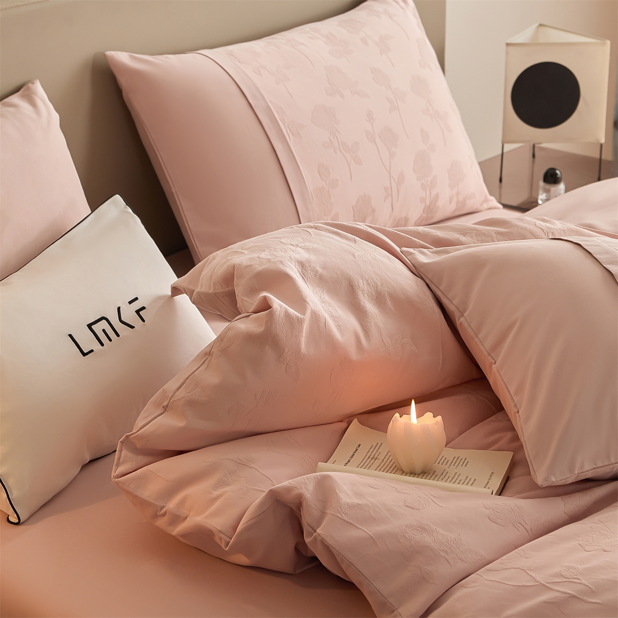 91家纺网 家纺一手货源 找家纺 蓝米卡夫 2025秋冬-A类全棉亮面提花50S*50S双股磨毛拼接款（礼盒包装）提供买家秀 岁月留声-唯美粉