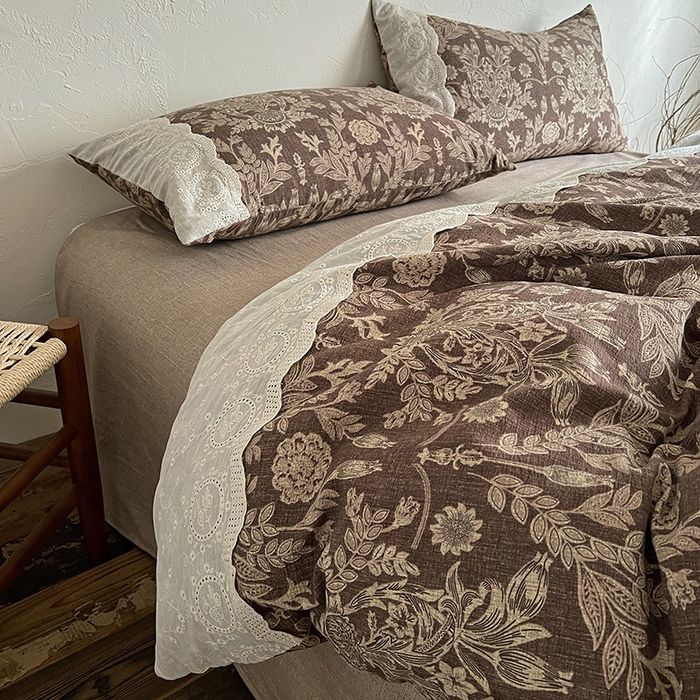 91家纺网 家纺一手货源 找家纺 仟网汇 2025新款亚麻复古花边系列四件套 墨染青筠-咖