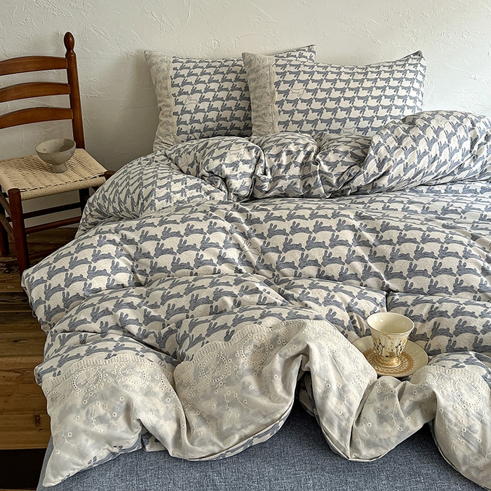 91家纺网 家纺一手货源 找家纺 仟网汇 2025新款亚麻复古花边系列四件套 兔宝宝-蓝