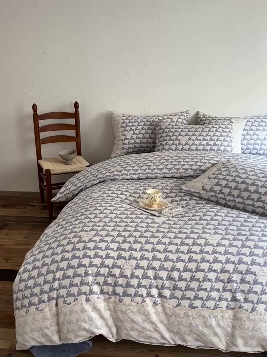 91家纺网 家纺一手货源 找家纺 仟网汇 2025新款亚麻复古花边系列四件套 兔宝宝-蓝