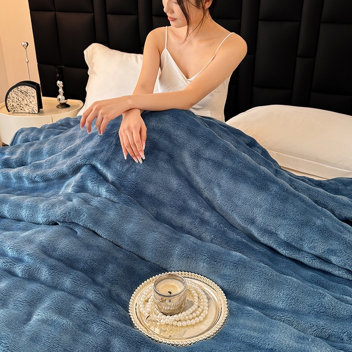 91家纺网 家纺一手货源 找家纺 安琪家纺 2025新款300G炫彩水墨画仿兔毛绒大泡泡绒印花法兰绒毛毯大理石纹休闲毯沙发盖毯跨境外贸出口专供 泡泡纯色-深蓝