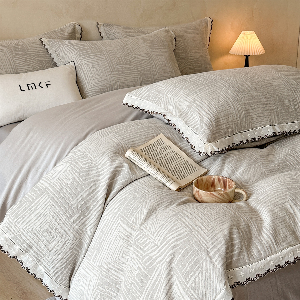 91家纺网 家纺一手货源 找家纺 蓝米卡夫 2025秋冬-棉麻色织全棉提花60支磨毛花边款（礼盒包装）提供买家秀 摩卡-灰