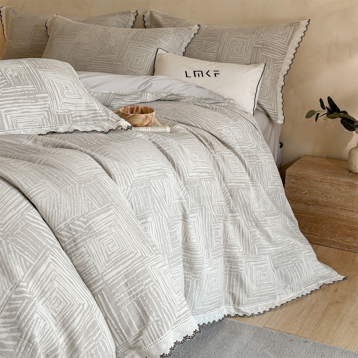 91家纺网 家纺一手货源 找家纺 蓝米卡夫 2025秋冬-棉麻色织全棉提花60支磨毛花边款（礼盒包装）提供买家秀 摩卡-灰