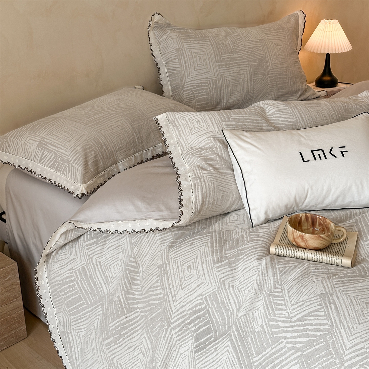 91家纺网 家纺一手货源 找家纺 蓝米卡夫 2025秋冬-棉麻色织全棉提花60支磨毛花边款（礼盒包装）提供买家秀 摩卡-灰