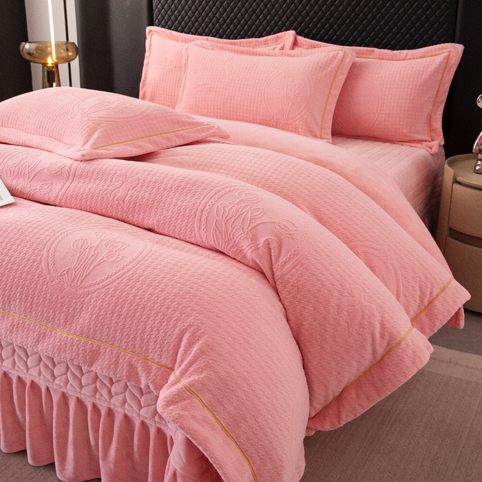 91家纺网 家纺一手货源 找家纺 畅畅家纺 2025新款冬季12斤加厚轻奢款230克全消光立体雕花牛奶绒夹棉床盖四件套 轻奢花语-粉色