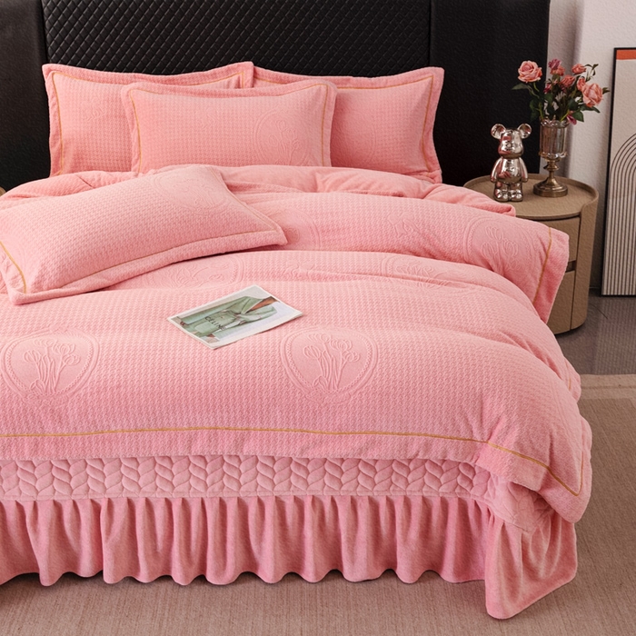 91家纺网 家纺一手货源 找家纺 畅畅家纺 2025新款冬季12斤加厚轻奢款230克全消光立体雕花牛奶绒夹棉床盖四件套 轻奢花语-粉色