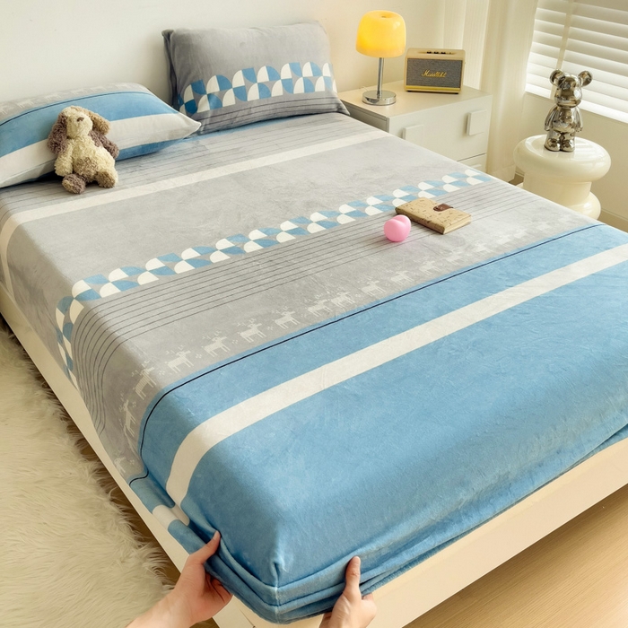 91家纺网 家纺一手货源 找家纺 艾橙家纺 2025秋冬新款高克重牛奶绒印花床笠单品床笠床笠单件 风车小鹿