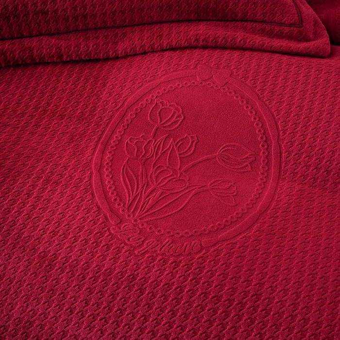 91家纺网 家纺一手货源 找家纺 畅畅家纺 2025新款冬季12斤加厚轻奢款230克全消光立体雕花牛奶绒夹棉床盖四件套 轻奢花语-红色