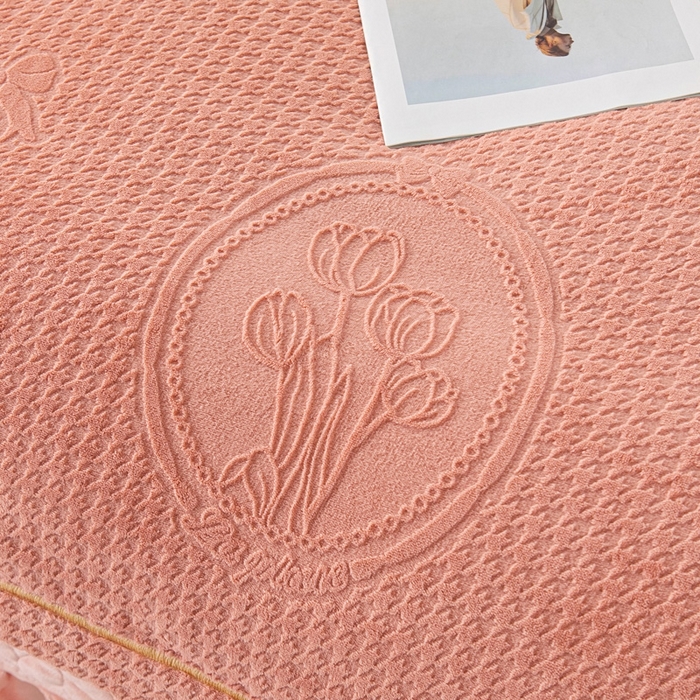 91家纺网 家纺一手货源 找家纺 畅畅家纺 2025新款冬季12斤加厚轻奢款230克全消光立体雕花牛奶绒夹棉床盖四件套 轻奢花语-橘色