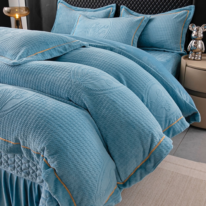 91家纺网 家纺一手货源 找家纺 畅畅家纺 2025新款冬季12斤加厚轻奢款230克全消光立体雕花牛奶绒夹棉床盖四件套 轻奢花语-蓝色