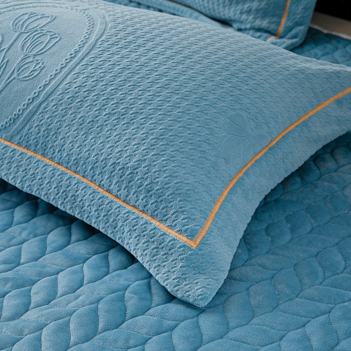 91家纺网 家纺一手货源 找家纺 畅畅家纺 2025新款冬季12斤加厚轻奢款230克全消光立体雕花牛奶绒夹棉床盖四件套 轻奢花语-蓝色