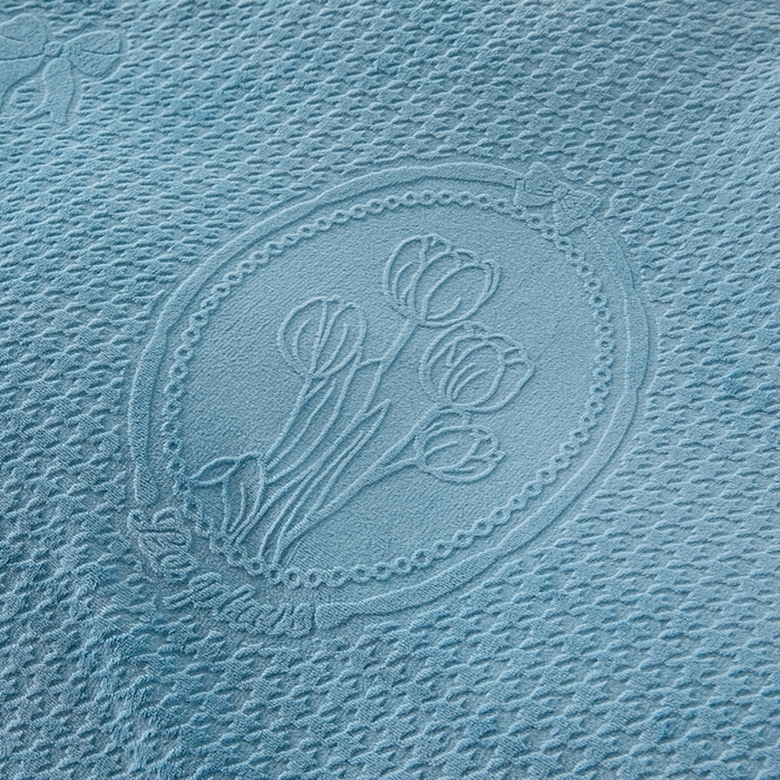 91家纺网 家纺一手货源 找家纺 畅畅家纺 2025新款冬季12斤加厚轻奢款230克全消光立体雕花牛奶绒夹棉床盖四件套 轻奢花语-蓝色