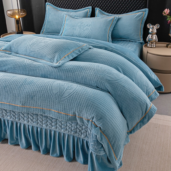 91家纺网 家纺一手货源 找家纺 畅畅家纺 2025新款冬季12斤加厚轻奢款230克全消光立体雕花牛奶绒夹棉床盖四件套 轻奢花语-蓝色