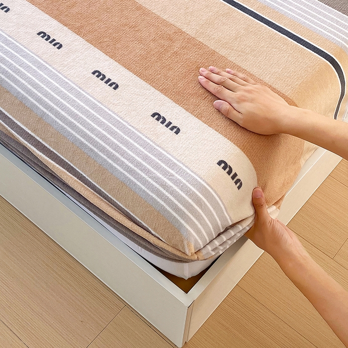 91家纺网 家纺一手货源 找家纺 艾橙家纺 2025秋冬新款高克重牛奶绒印花床笠单品床笠床笠单件 米兰风尚-咖